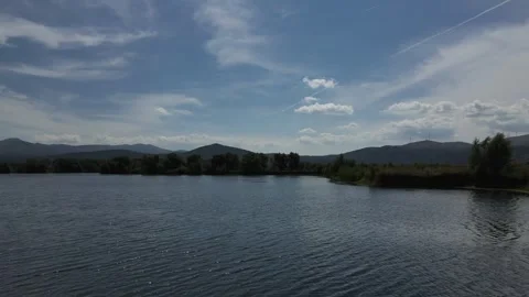Flying over the blue lake Vidéo 346486054