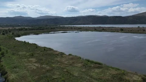 Flying over the blue lake Vidéo 346486105