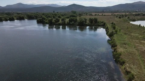 Flying over the blue lake Vidéo 346486140