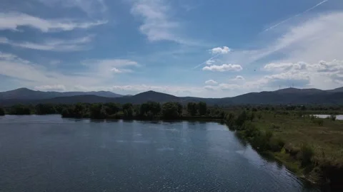 Flying over the blue lake Vidéo 346486157