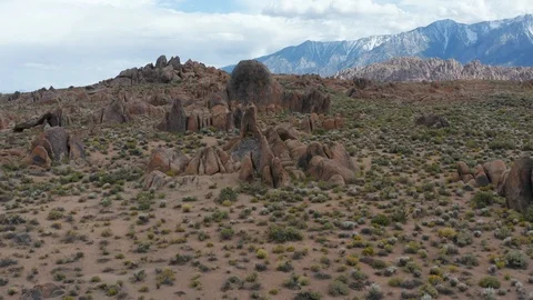 Flying over Boot Arch in Alabama Hills California Vidéo 110824697