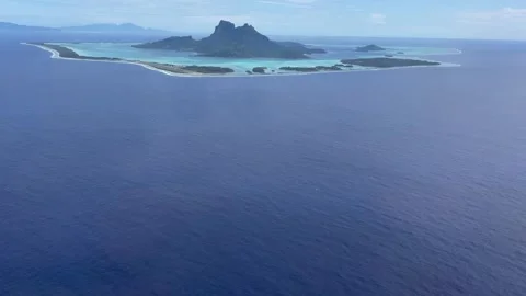 Flying over Bora Bora island Video stock 300049131