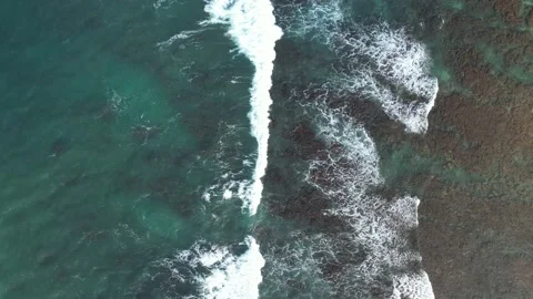 Flying over breaking waves Video stock 165940924