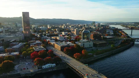 Flying over burnside bridge and willamette river Stock-Footage 168859724