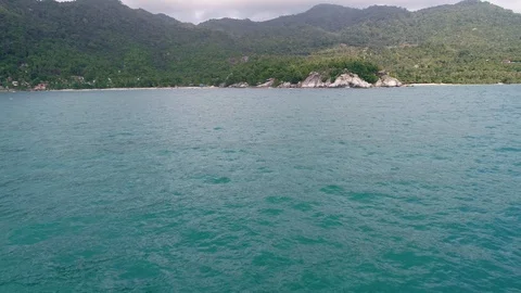 Flying over calm, boundless ocean near the beautiful tropical island 스톡 동영상 94724114