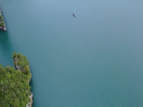 Flying over the Cheow Lan Lake and Small boat 動画素材 78669302