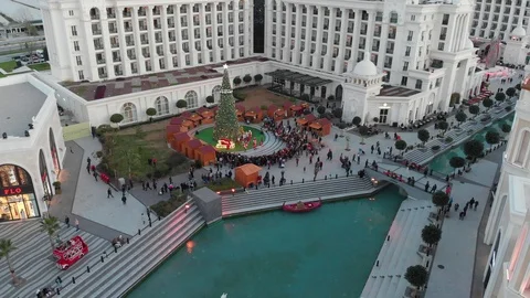 Flying over the christmas tree in Land of Legends 库存影片 124894927
