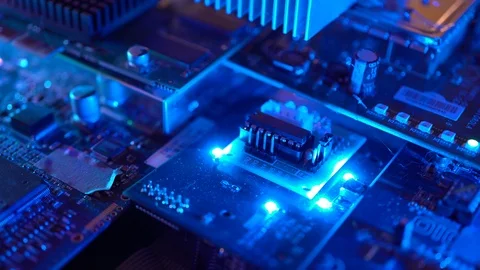 "Flying" over a circuit board loaded with LED's and flashing lights Video stock 89091020
