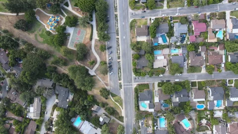 Flying over city | 4K Drone Stockbeeldmateriaal 136672659