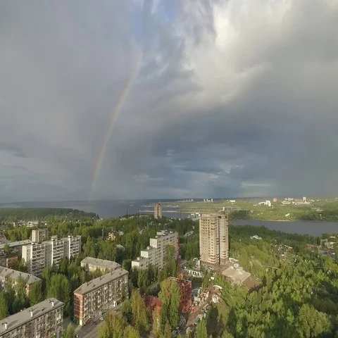 Flying over the city at the time of the rainbow. 스톡 동영상 69275533