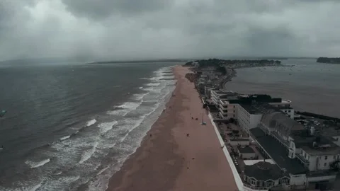 Flying over cloudy stormy beach in Bournemouth, England. Vidéo 165393447