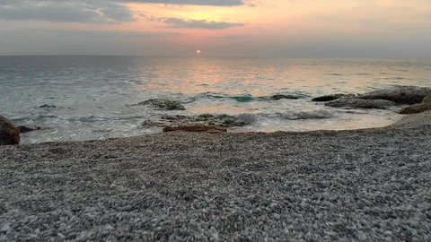 Flying over coast and waves at sunset.  库存影片 89894618