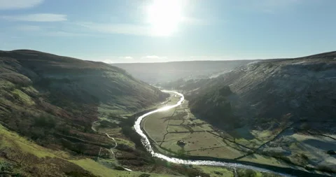 Flying over cold and sunny Swaledale 動画素材 327438503