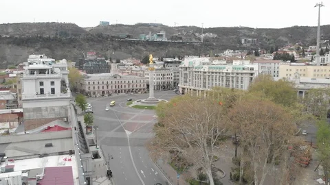 Flying over column of freedom in the center of Tbilisi. St. George monument 스톡 동영상 128880821