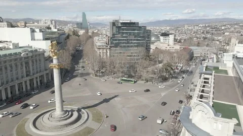 Flying over column of freedom in the center of Tbilisi. Georgia 库存影片 149831117