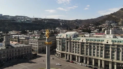 Flying over column of freedom in the center of Tbilisi 스톡 동영상 149958422