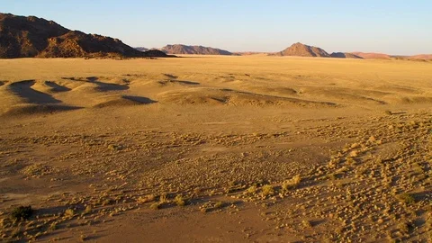 Flying over the desert in Namibia in a hot air balloon Video stock 115966753