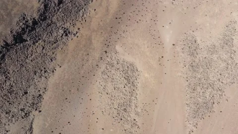 Flying over a desert next to the vulcano chimborazo in ecuador Vidéo 142751873