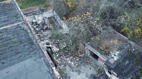 Flying over a destroyed building, school allowed, swimming pool destroyed Vidéo 141544050