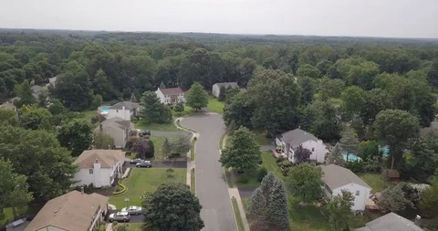 Flying over development aproaching cul de sac 動画素材 93657174