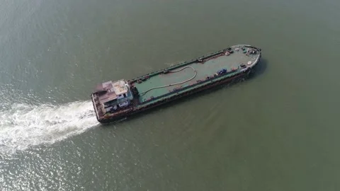 Flying over a dry cargo ship in the sea. Aerial view. Vídeo Stock 85665800