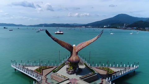 Flying over Eagle Square statue (Dataran Lang) Video stock 133868874