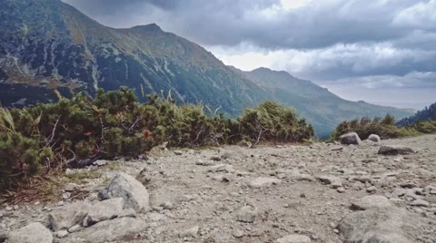Flying over the edge of cliff to the mountain lake view, Stabilized Slow-Mo POV 库存影片 55872261