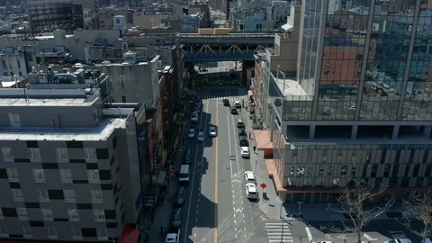 Flying over empty E Broadway tilting up on downtown NYC in quarantine Vídeos de archivo 128723110