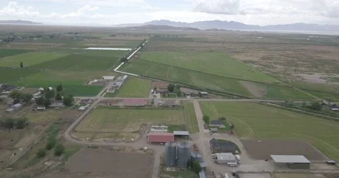 Flying over a farm 2 库存影片 90323773