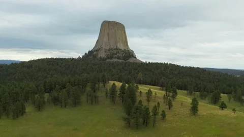 Flying over a field and trees towards Devils Tower Stockbeeldmateriaal 140201523