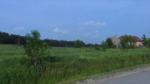 Flying over the grass and abandoned house Vídeo Stock 112879343