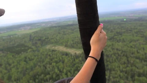 Flying over a green forest in hot air balloon busket. Handheld shot 库存影片 80130522