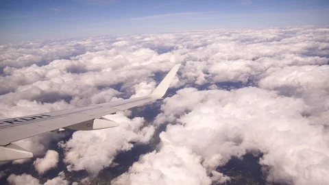 Flying over heavenly beautiful cloudscape. Picturesque panorama of dense fluffy Vídeos de archivo 129335444