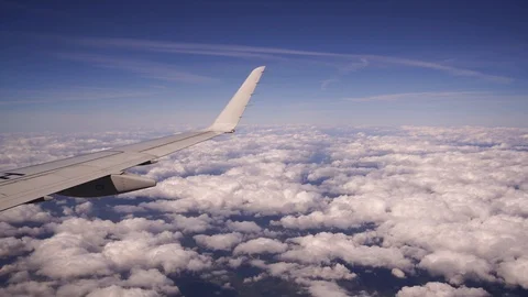 Flying over heavenly beautiful cloudscape. Picturesque panorama of dense fluffy Vídeos de archivo 129335646