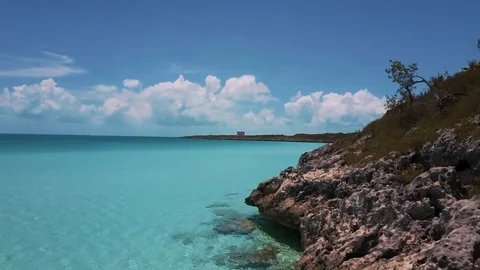 Flying over a hidden crystal clear beach in the exumas Vídeos de archivo 106598708