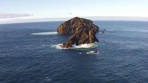 Flying over the High Cliffs and Ocean Waves 스톡 동영상 46201572