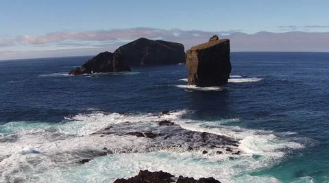 Flying over the High Cliffs and Ocean Waves Video stock 46203019