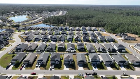 Flying over homes 库存影片 228868142