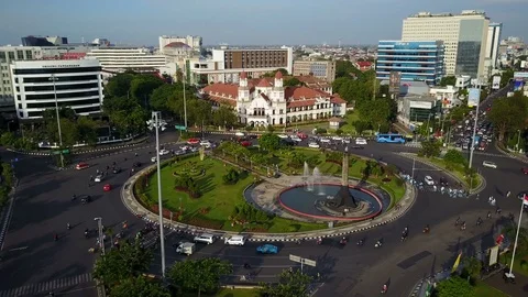 Flying over intersection to Lawang Sewu building, travel Indonesia Vídeo Stock 78569069