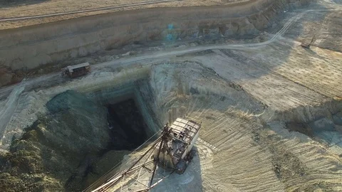 Flying over the iron ore quarry 库存影片 73732053