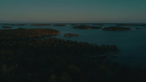 Flying in over island while tilting down and then tilting up again Video stock 114004372