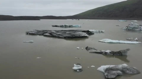 Flying over lagoon approaching Skaftafell glacier tail Vídeo Stock 149043629