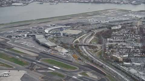 Flying over LaGuardia Airport, New York City. Shot in November 2011. Vídeos de archivo 59172534