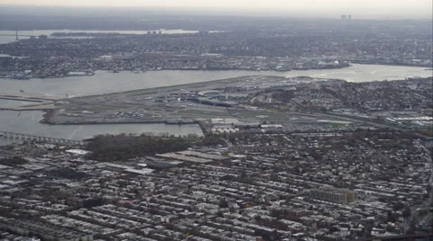 Flying over Long Island with La Guardia Airport in distance, New York City. Shot Vidéo 59172502