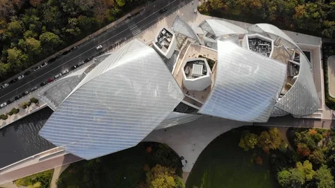 Flying over Louis Vuitton Foundation museum modern building in Paris, France Stockbeeldmateriaal 119424149