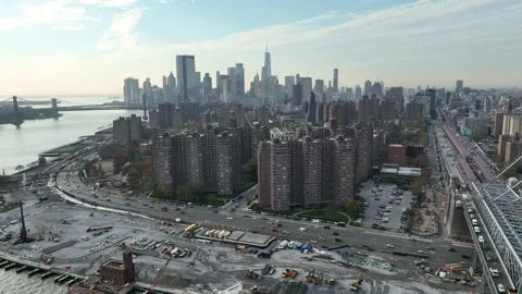 Flying over Lower East Side towers toward Manhattan skyline Vídeo Stock 344593102