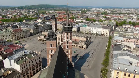 Flying over Main Square, Rynek Glowny in Krakow, Cracow city in Poland, Polska Vídeo Stock 129512525