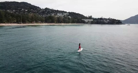 Flying over the man on the surfboad 動画素材 88526460