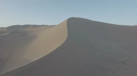 Flying over a massive sand dune in the deserts of Dunhuang in China 動画素材 67519427
