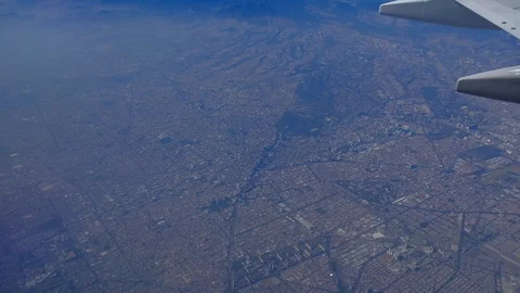 Flying over Mexico DF. View from the airplane window. 스톡 동영상 105144950